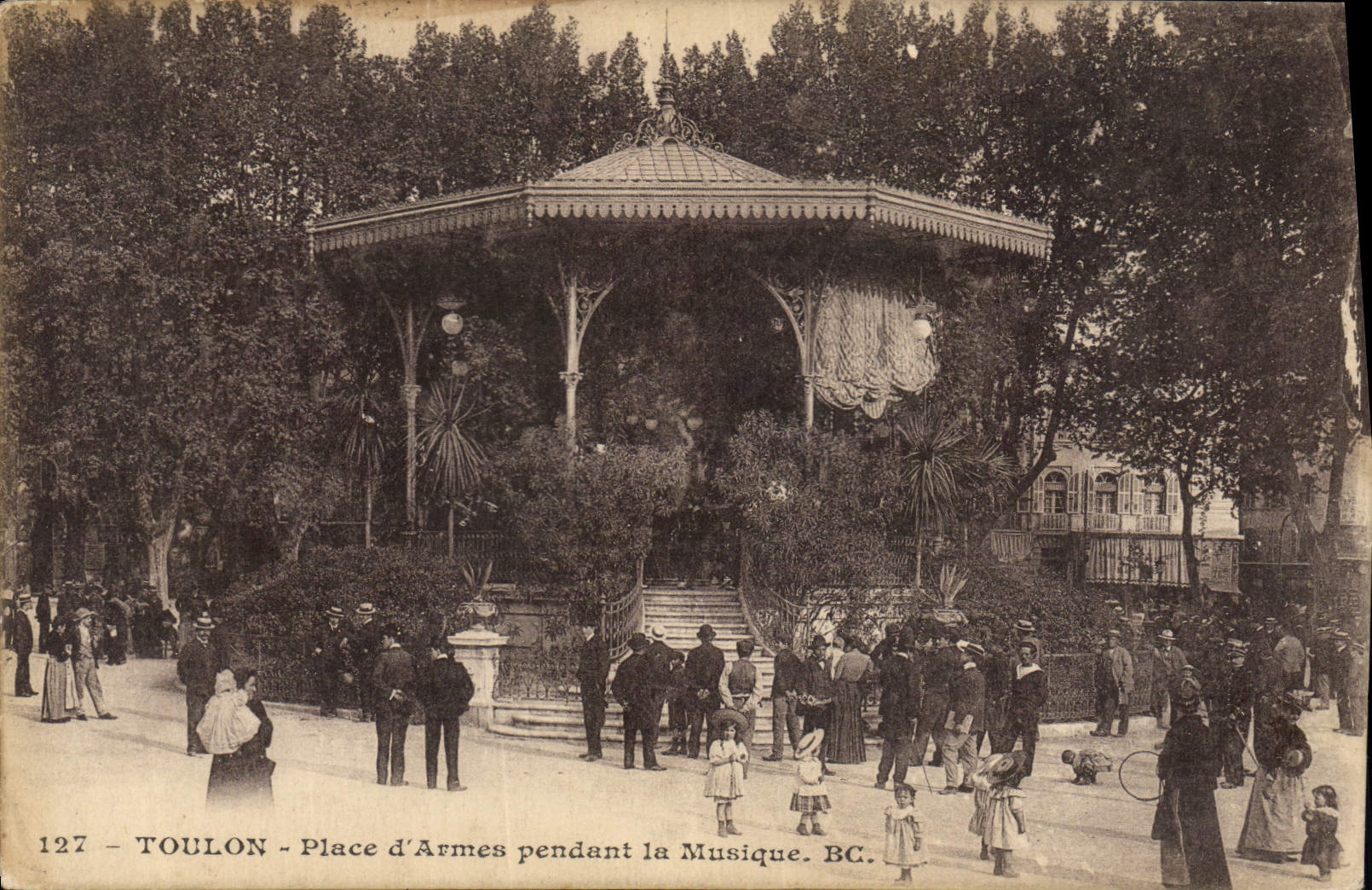 CPA Kiosque Toulon Place d'armes pendant la musique 