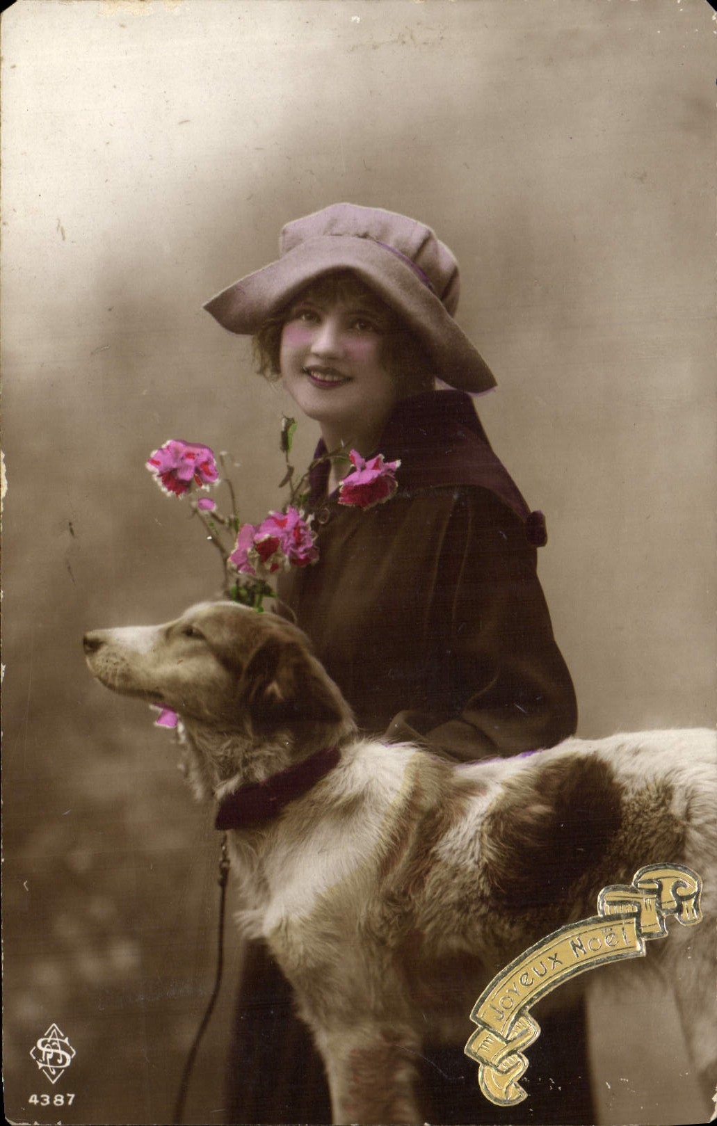 CPA Chien Chiens Femme Levrier 