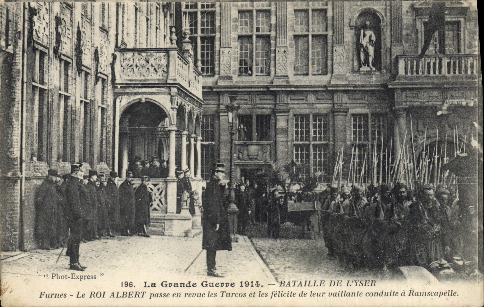 Postal Militaria Batalla del Yser Furnes el rey Albert examina el Turcos