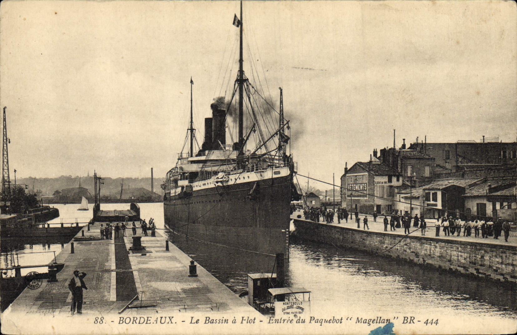 CPA Bateau Bordeaux Le bassin a flot Entree du paquebot Magellan