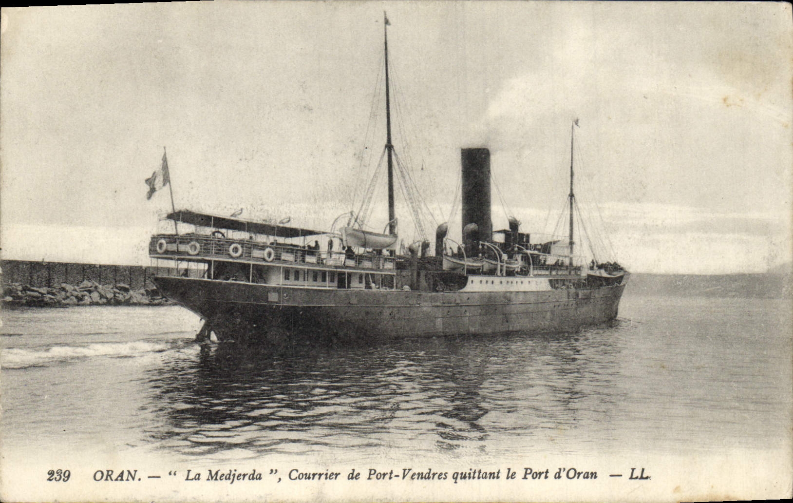 CPA Bateau Oran La Medjerda Courrier de Port Vendres quittant le port d'Oran