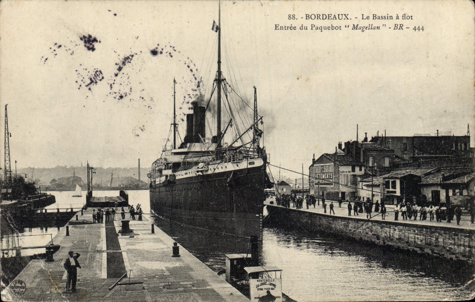 CPA Bateau Bordeaux Le bassin a flot Entree du paquebot Magellan