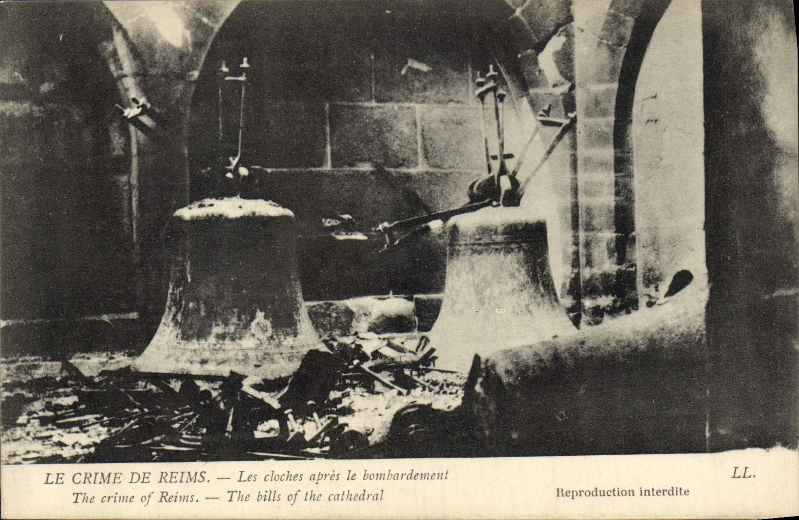 CPA Cloche Le crime de Reims Les cloches apres le bombardement Militaria