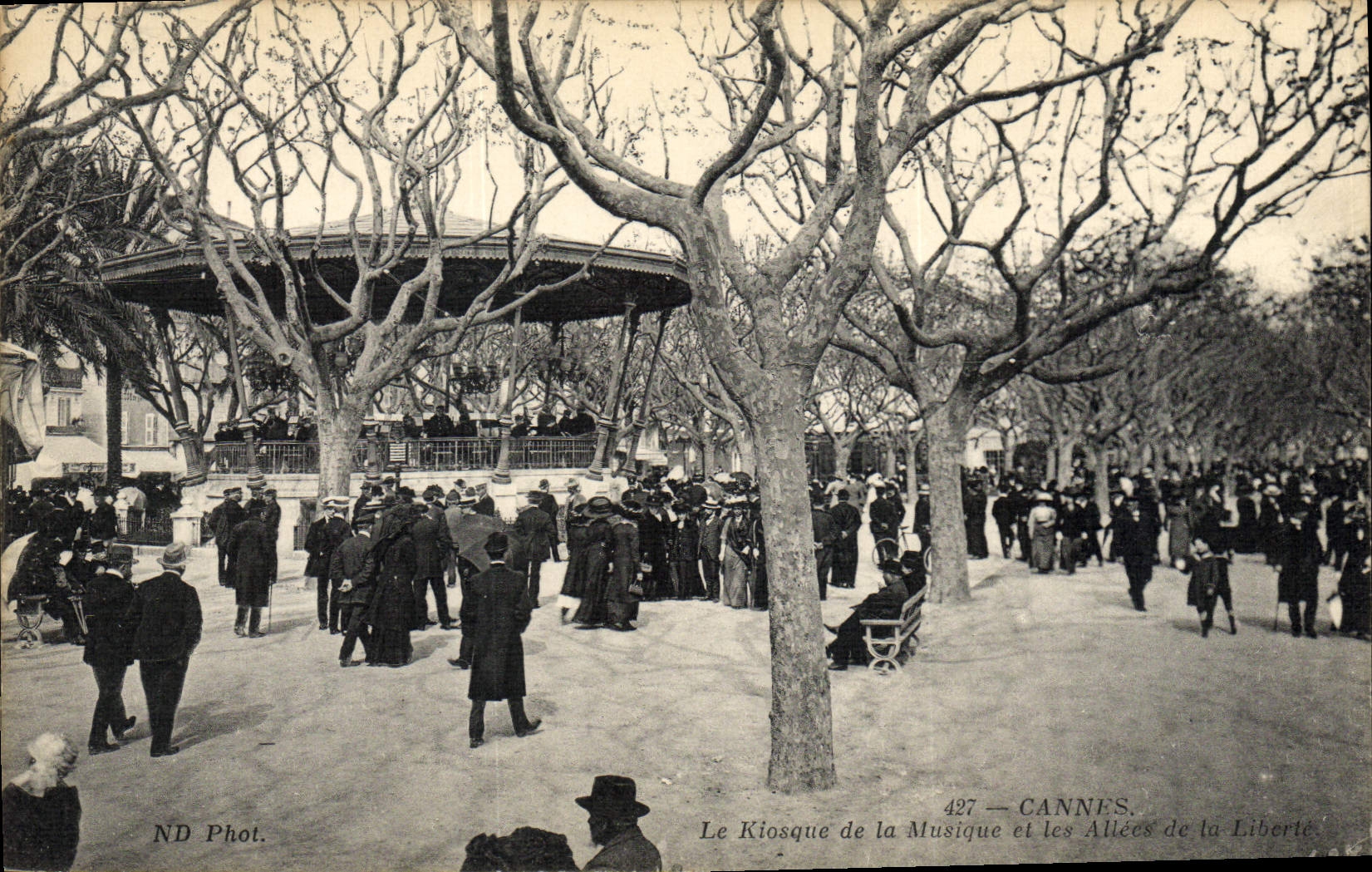 CPA Kiosque de la musique et les allees de la Liberte Cannes 