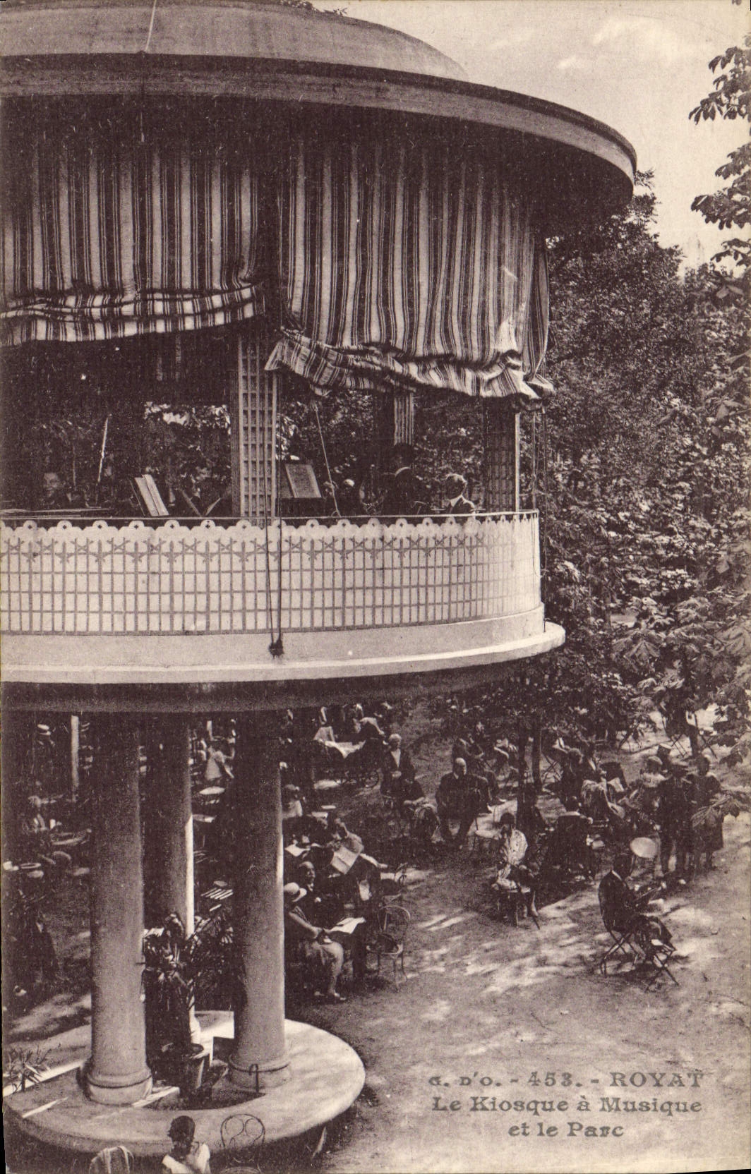 CPA Kiosque a musique et le parc Royat 