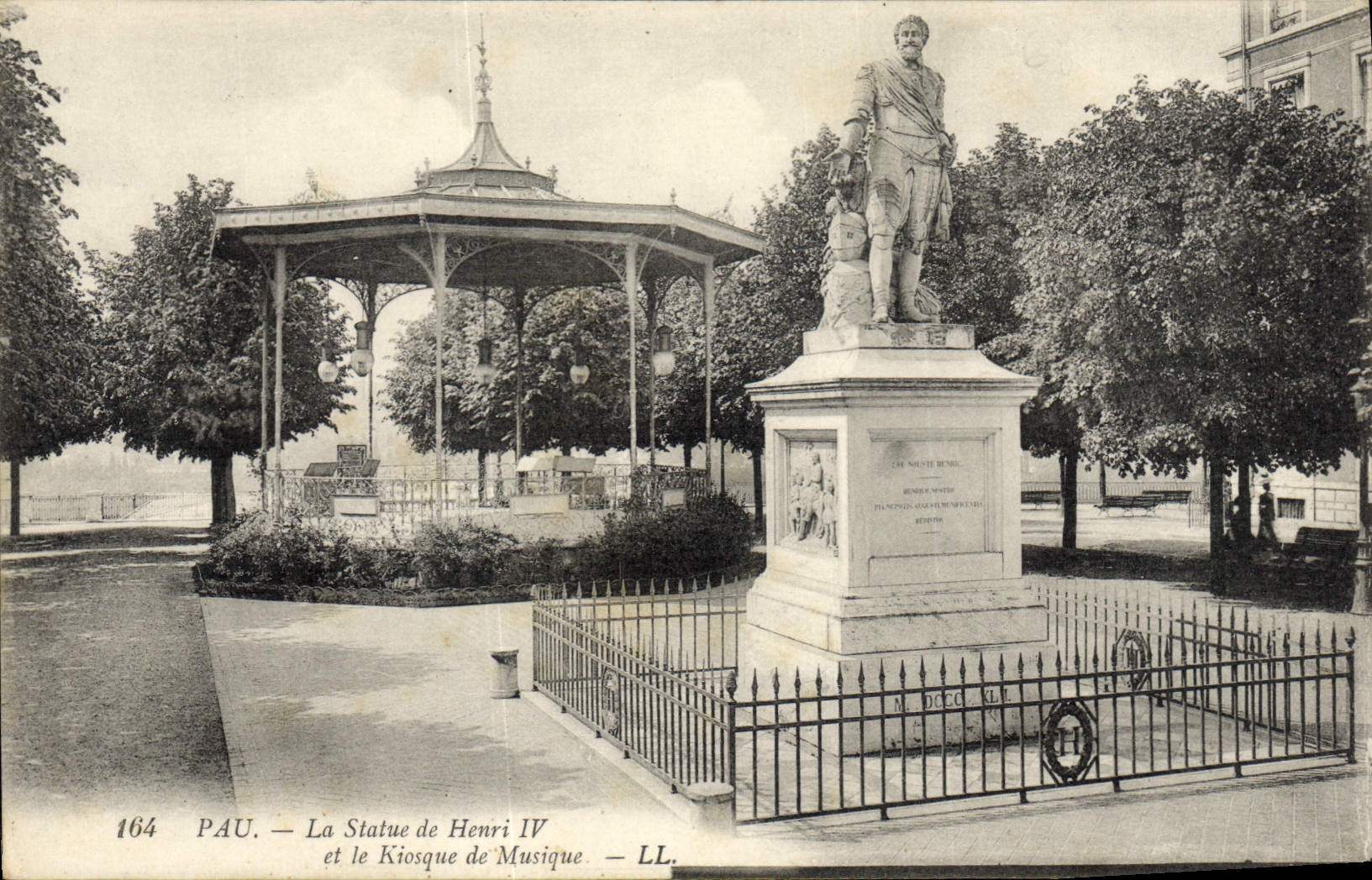 CPA Kiosque a musique Pau La statue de Henri IV 