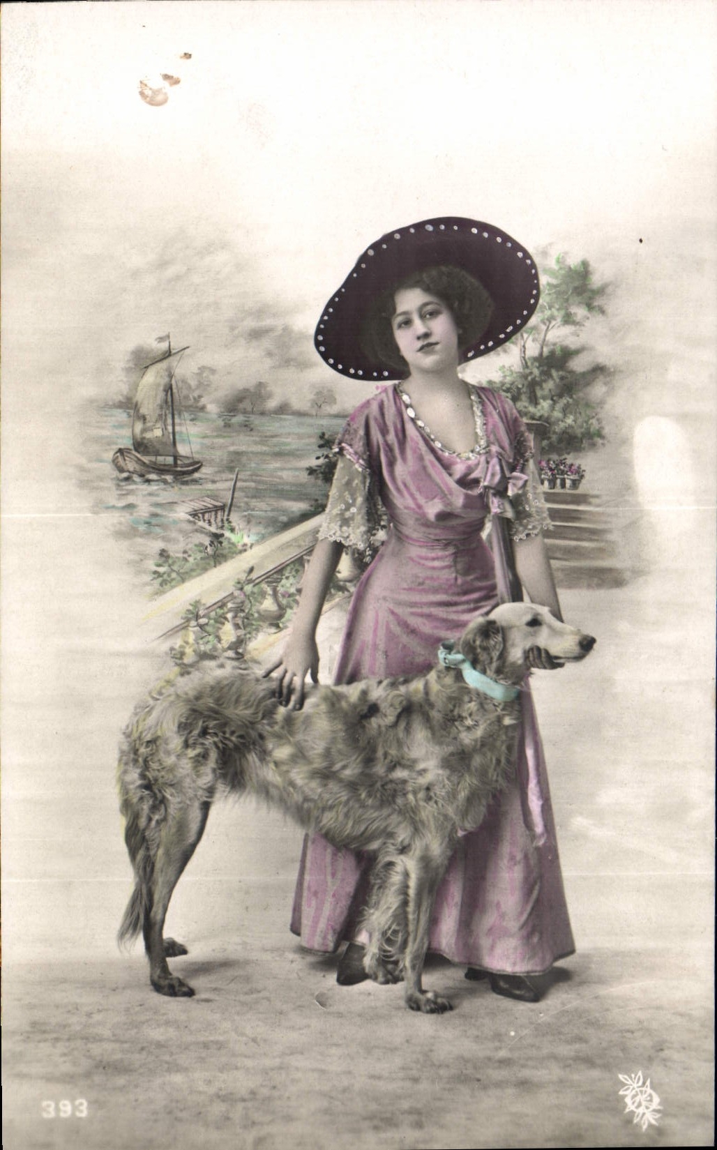 CPA Chien Chiens Femme 