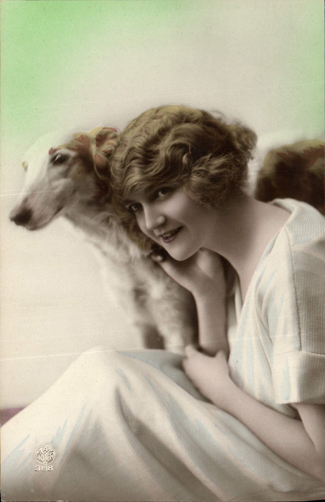 CPA Chien Chiens Femme 