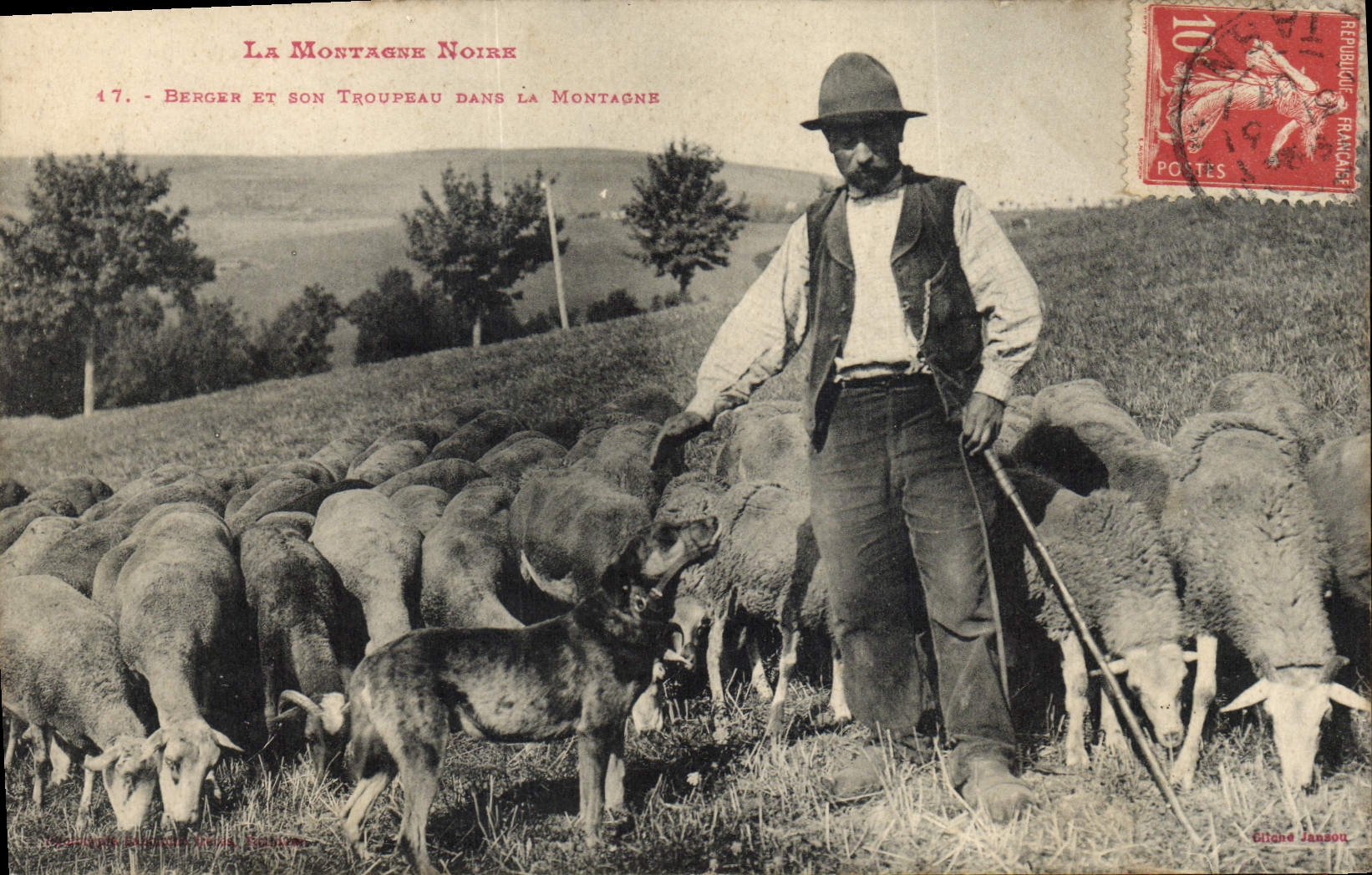 CPA Chien Chiens La montagne noire Berger et son troupeau dans la montagne TOP Moutons Folklore 