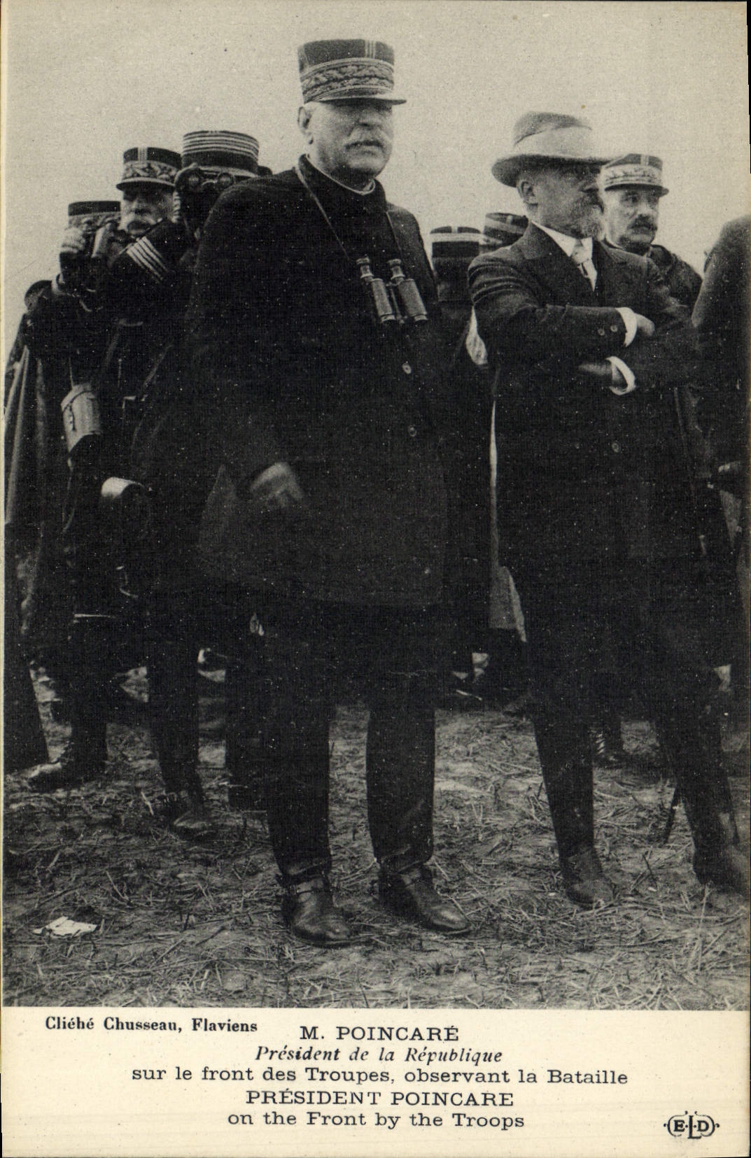 CPA Militaria M Poincare President de la Republique sur le front des troupes observant la bataille 