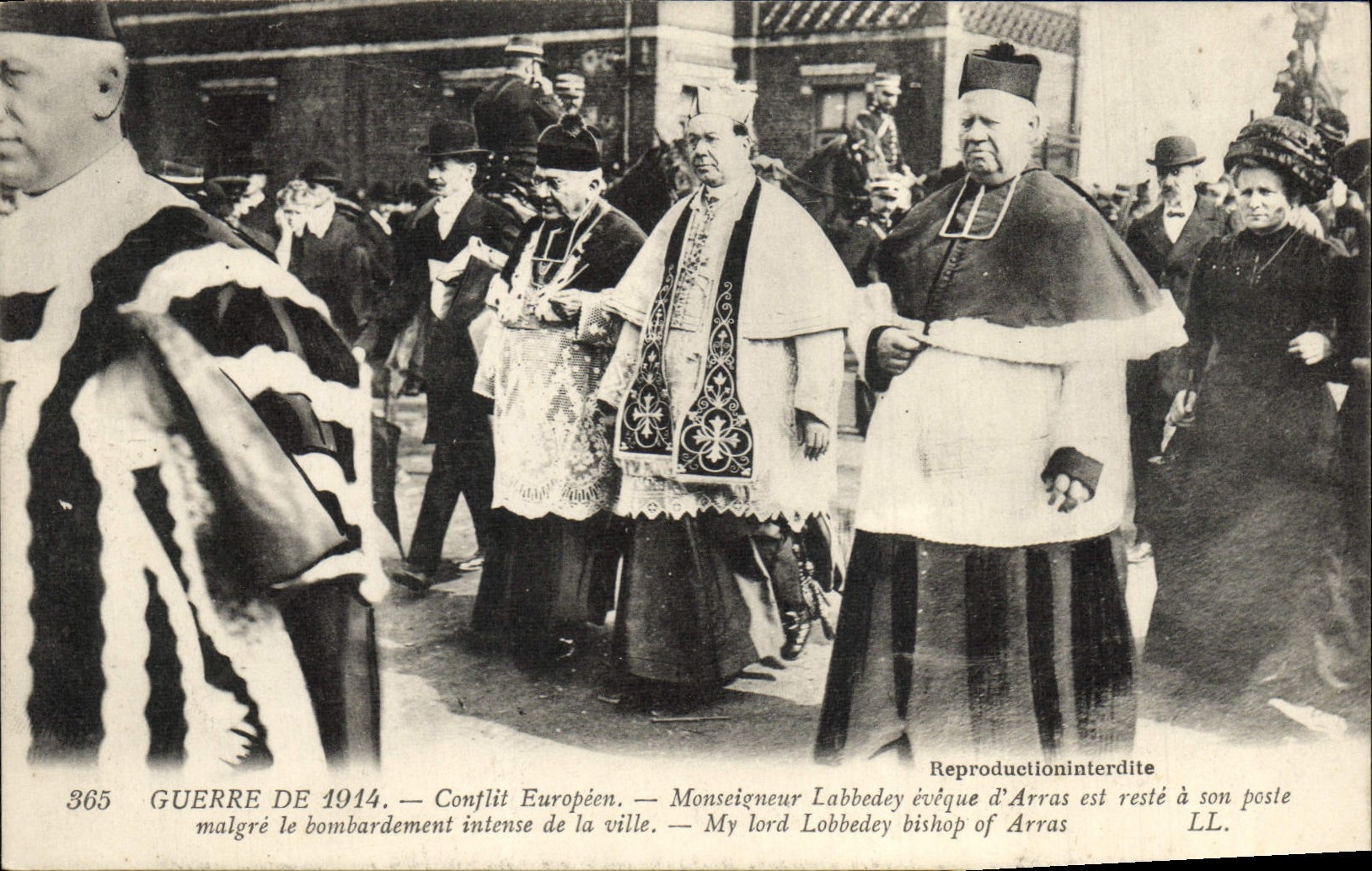 Postal Militaria Conflicto europeo el Monseñor Labbedey obispo de Arrás es permanece tiene su puesto a pesar del bombardeo intenso de la ciudad