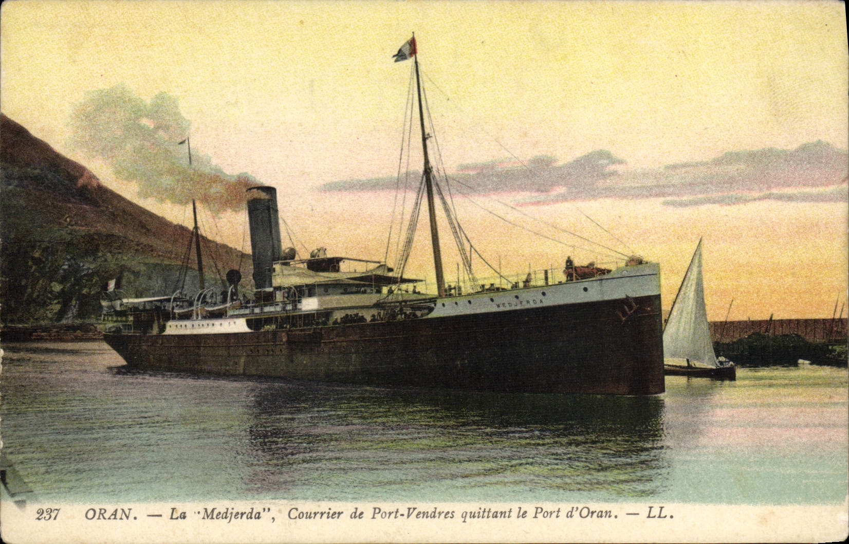CPA Bateau Oran La Medjerda Courrier de Port Vendres quittant le port d'Oran 