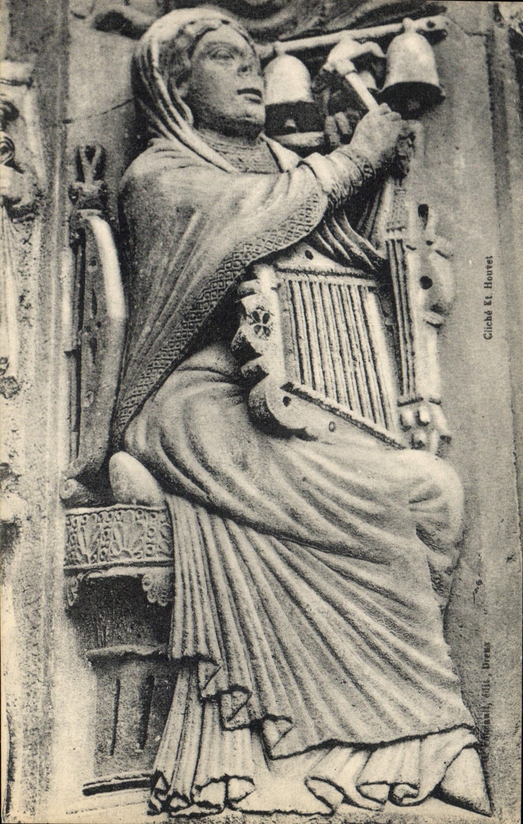 CPA Cloche Cathedrale de Chartres Detail du Portail Royal La musique 