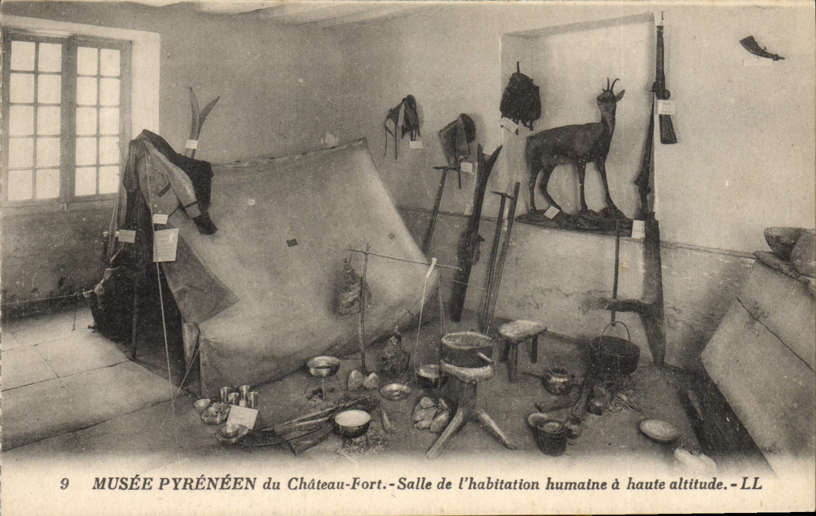 CPA Chasse Musee Pyreneen du chateau fort Salle de l'habitation humaine a haute altitude