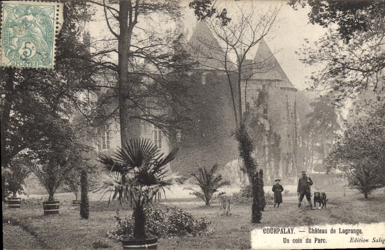 CPA Chasse Courpalay Chateau de Lagrange Un coin du parc Chasseur Chien