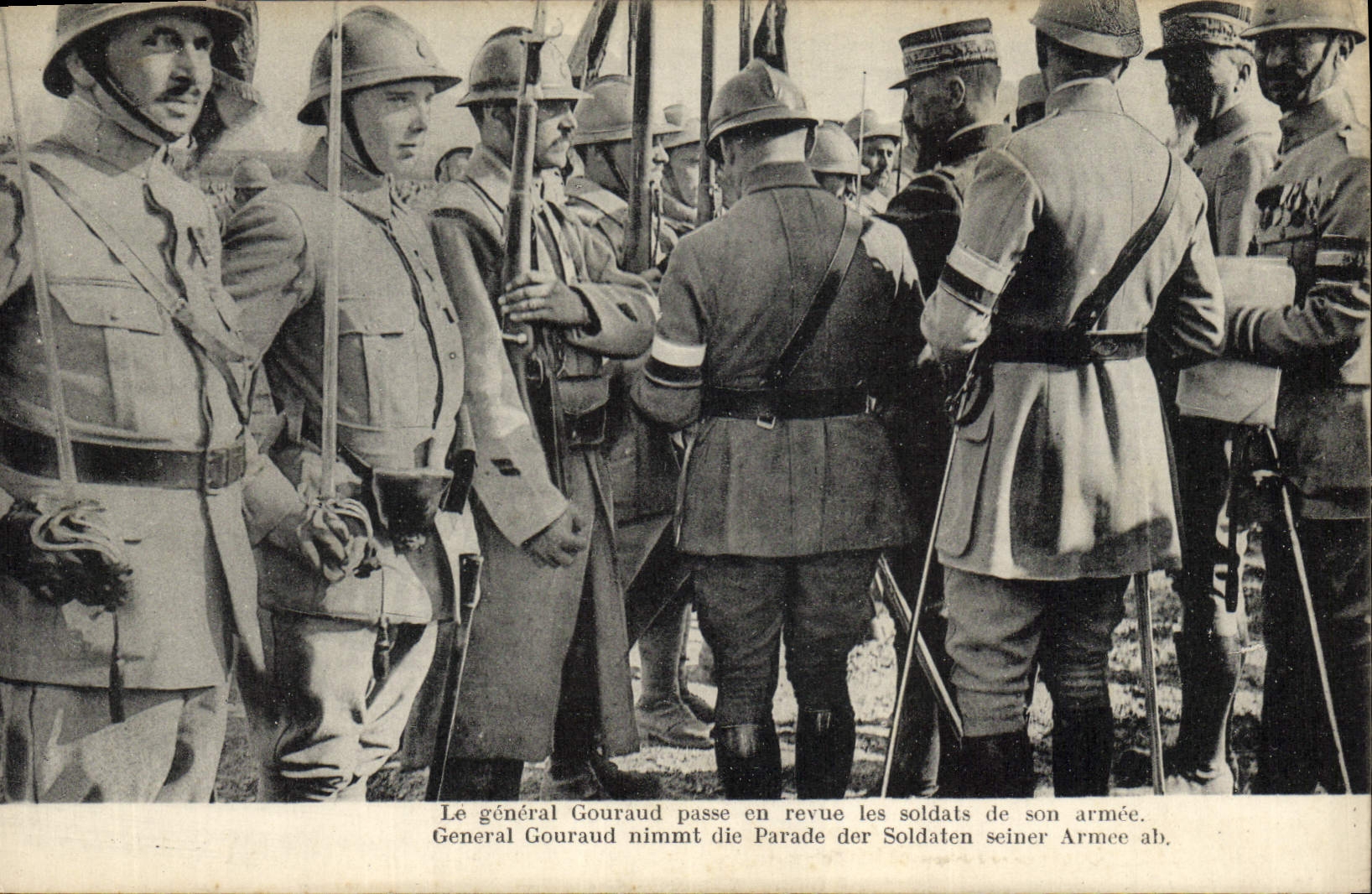Vintage Postcard Militaria general Gouraud reviews the soldiers of its army
