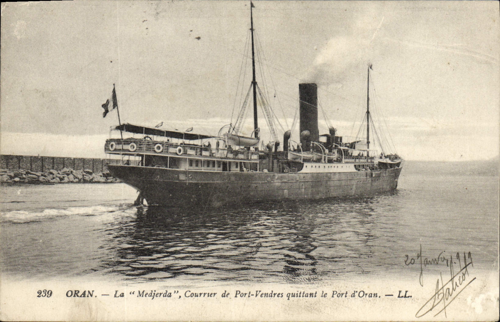 CPA Bateau Oran La Medjerda Courrier de Port Vendres quittant le port d'Oran Algerie
