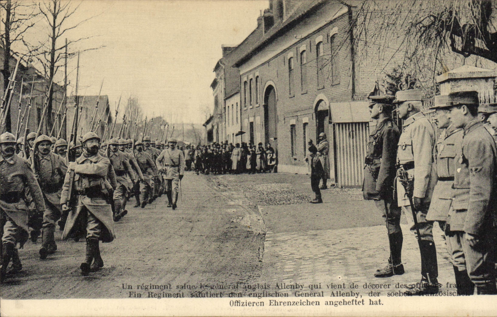 Postal Militaria un regimiento saluda al general inglés Allenby que acaba de decorar funcionarios franceses