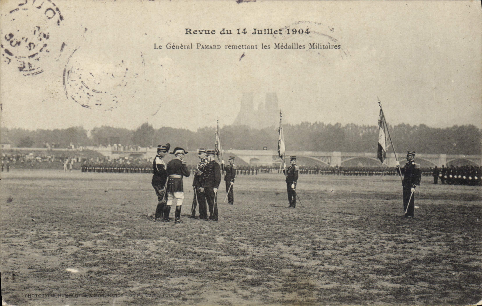 CPA Militaria Revue du 14 juillet 1904 Le general Pamard remettant les medailles militaires 