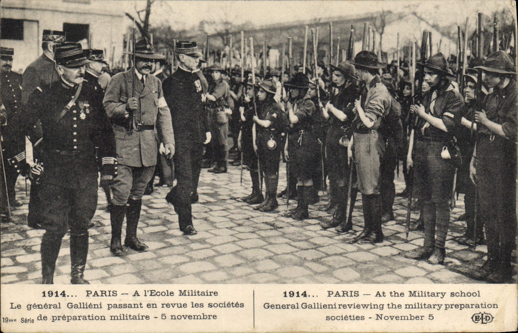 CPA Militaria Paris A l'Ecole militaire Le general Gallieni passant en revue les societes de preparation militaire Scout