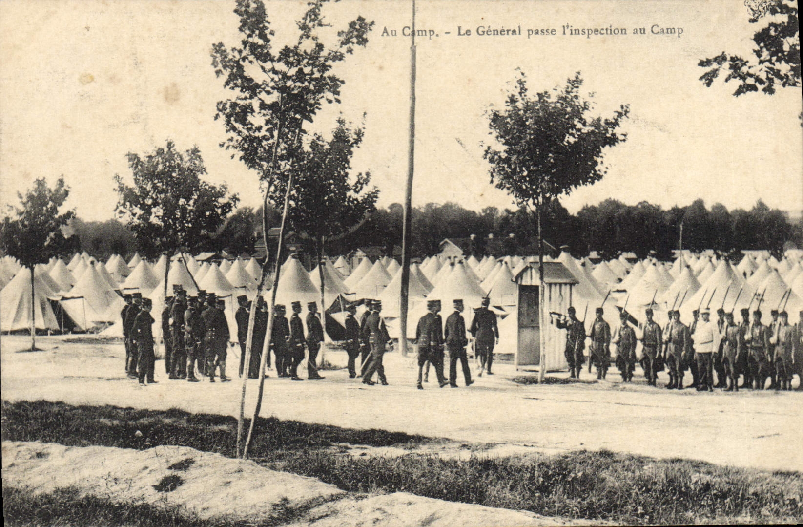CPA Militaria Au camp Le general passe l'inspection au camp 