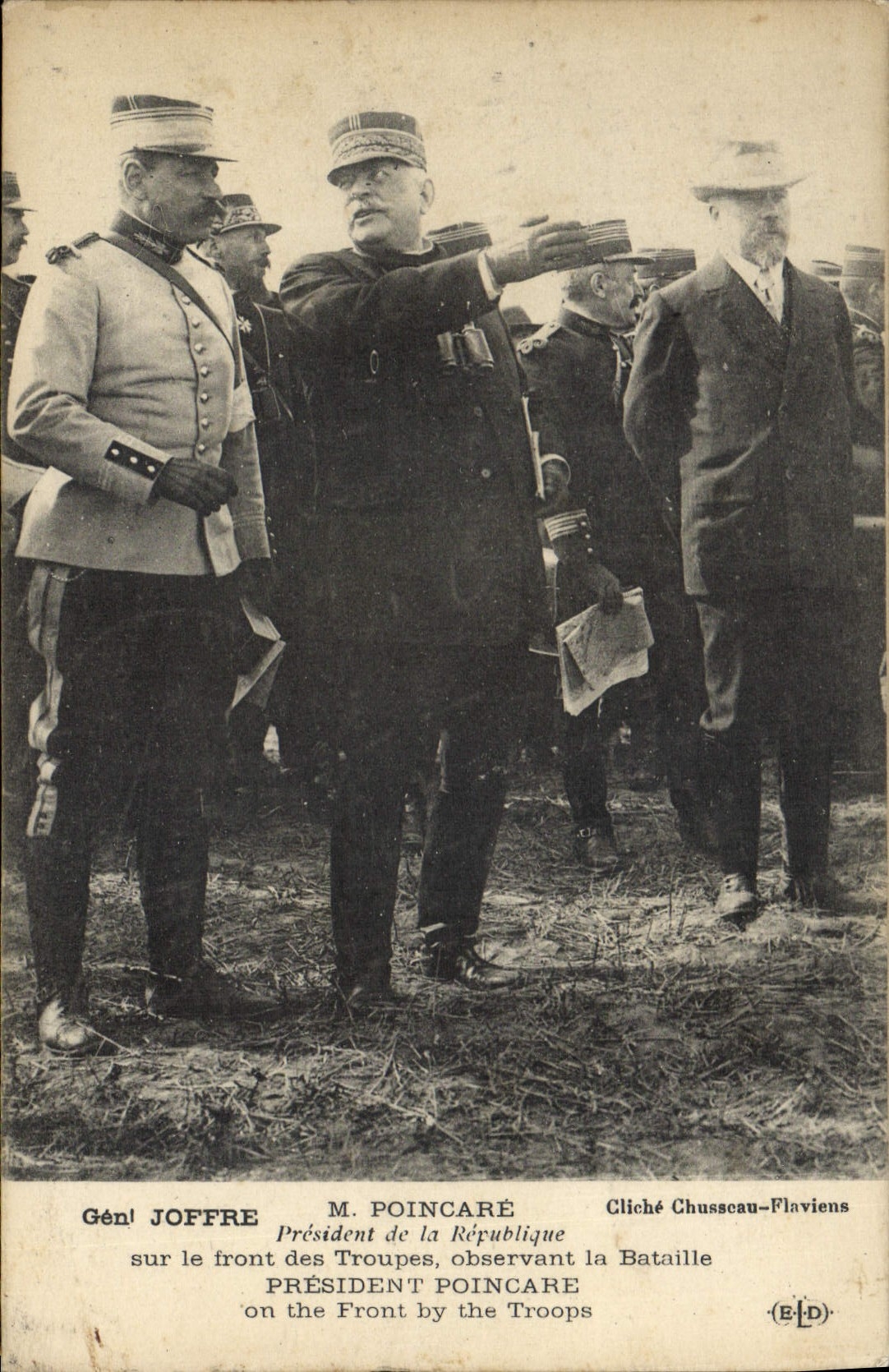 CPA Militaria General Joffre Poincare sur le front