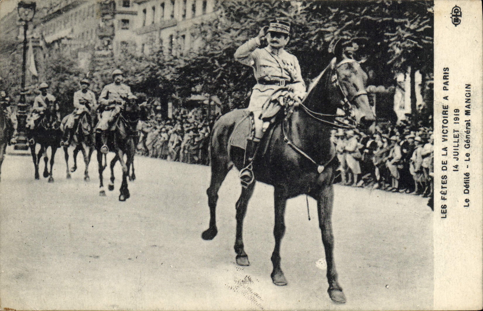CPA Militaria Les Fetes de la Victoire a Paris 14 juillet 1919 Le defile Le general Mangin 