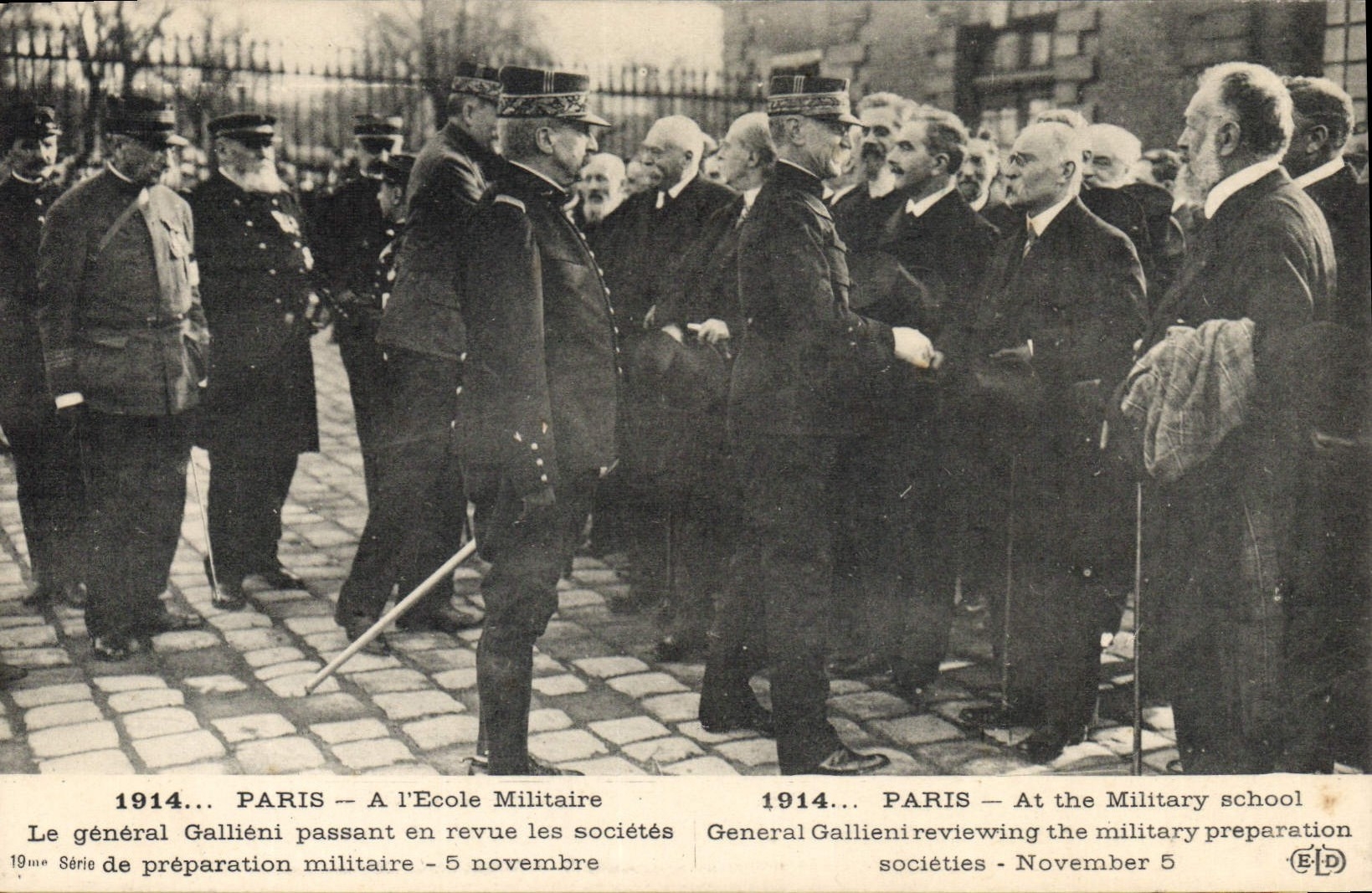 CPA Militaria Paris A l'Ecole Militaire Le general Gallieni passant en revue les societes de preparation militaire 