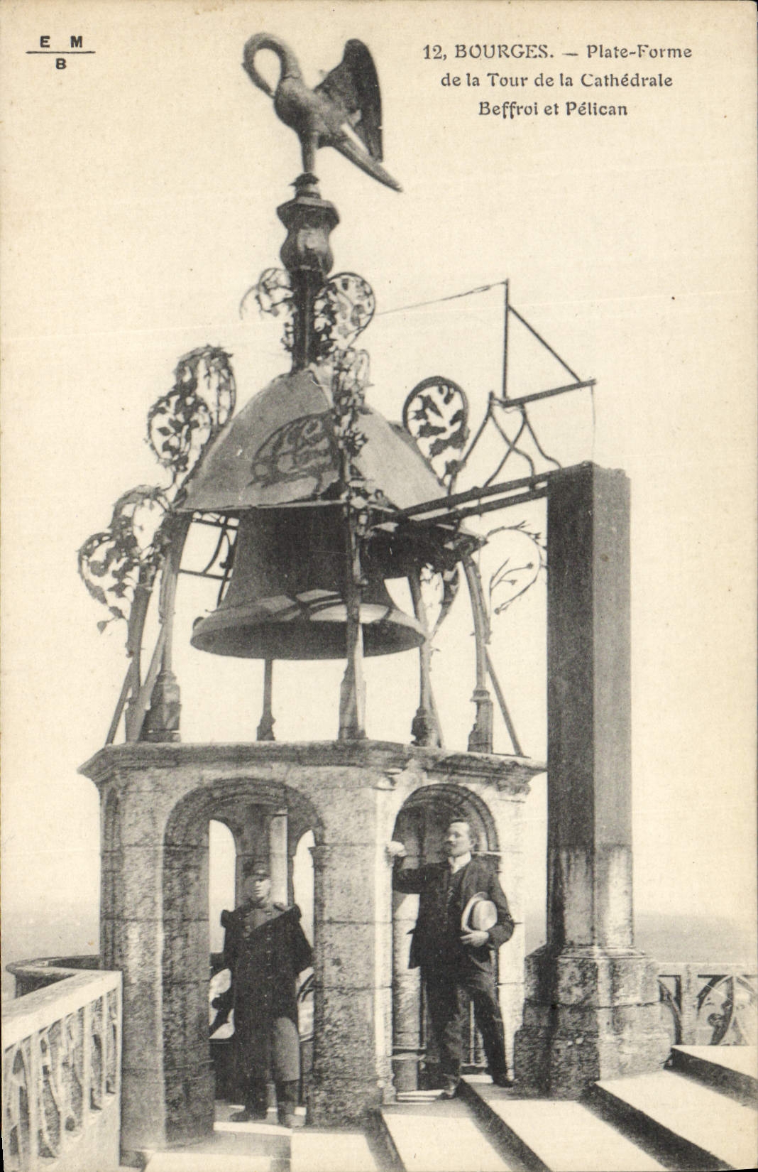 CPA Cloche Bourges Plate forme de la tour de la cathedrale Beffroi et Pelican
