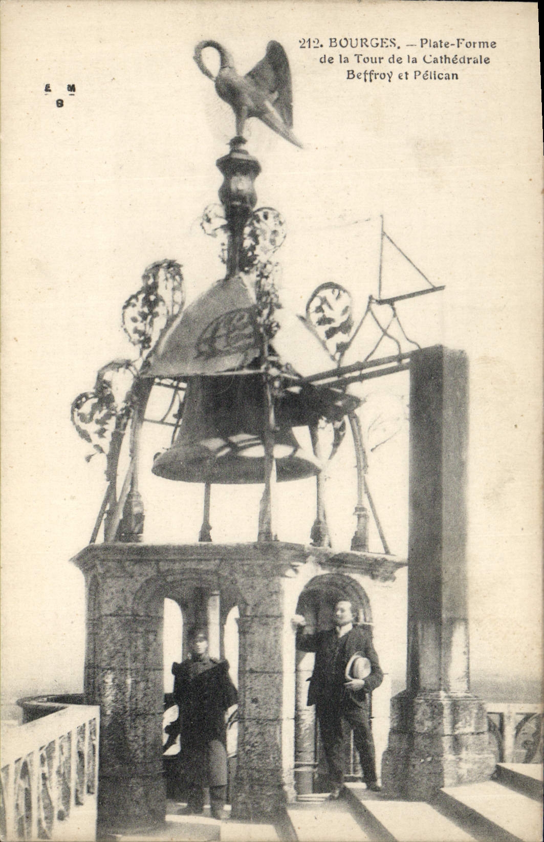 CPA Cloche Bourges Plate forme de la tour de la cathedrale Beffroi et Pelican