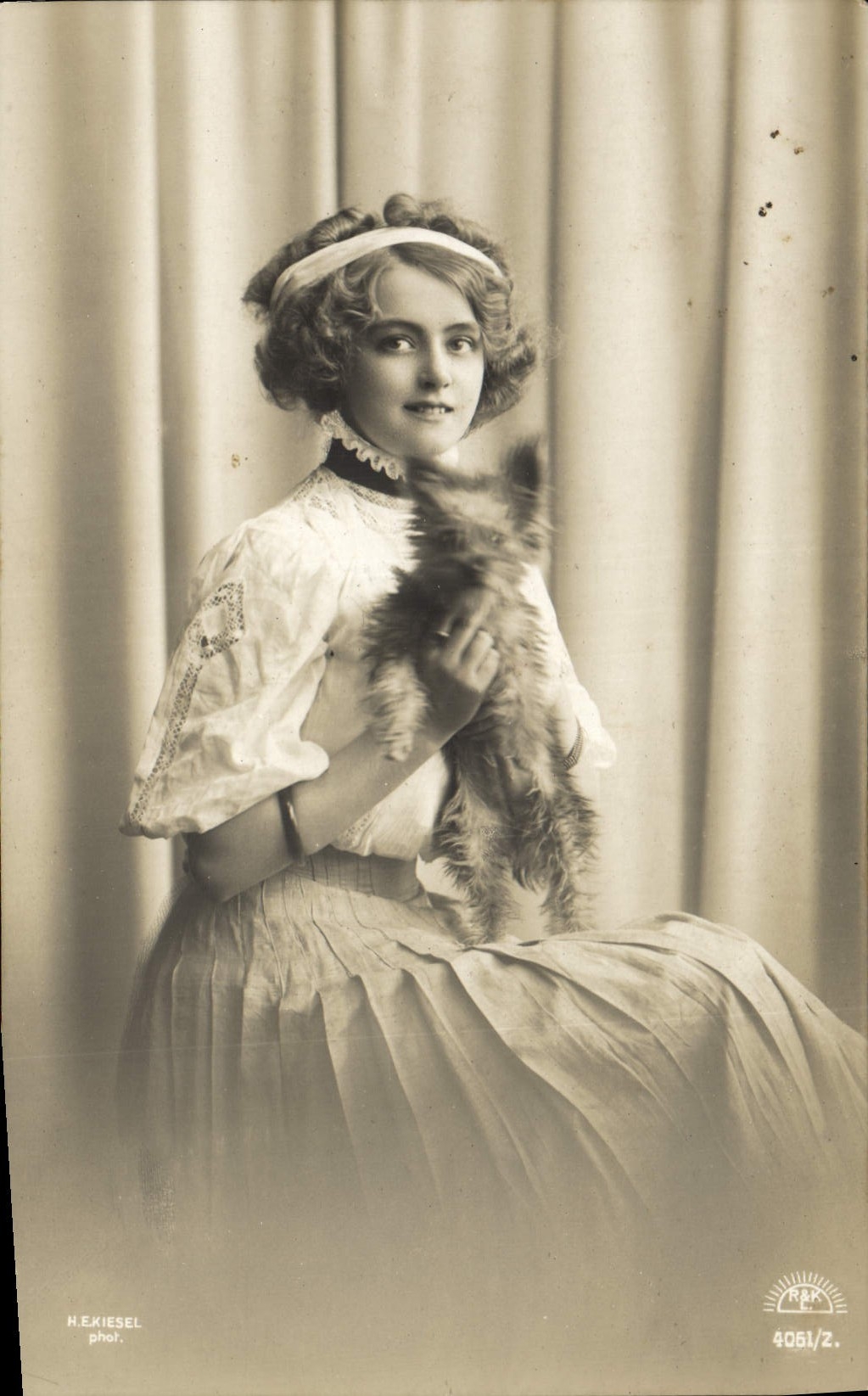 CPA Chien Chiens Femme 