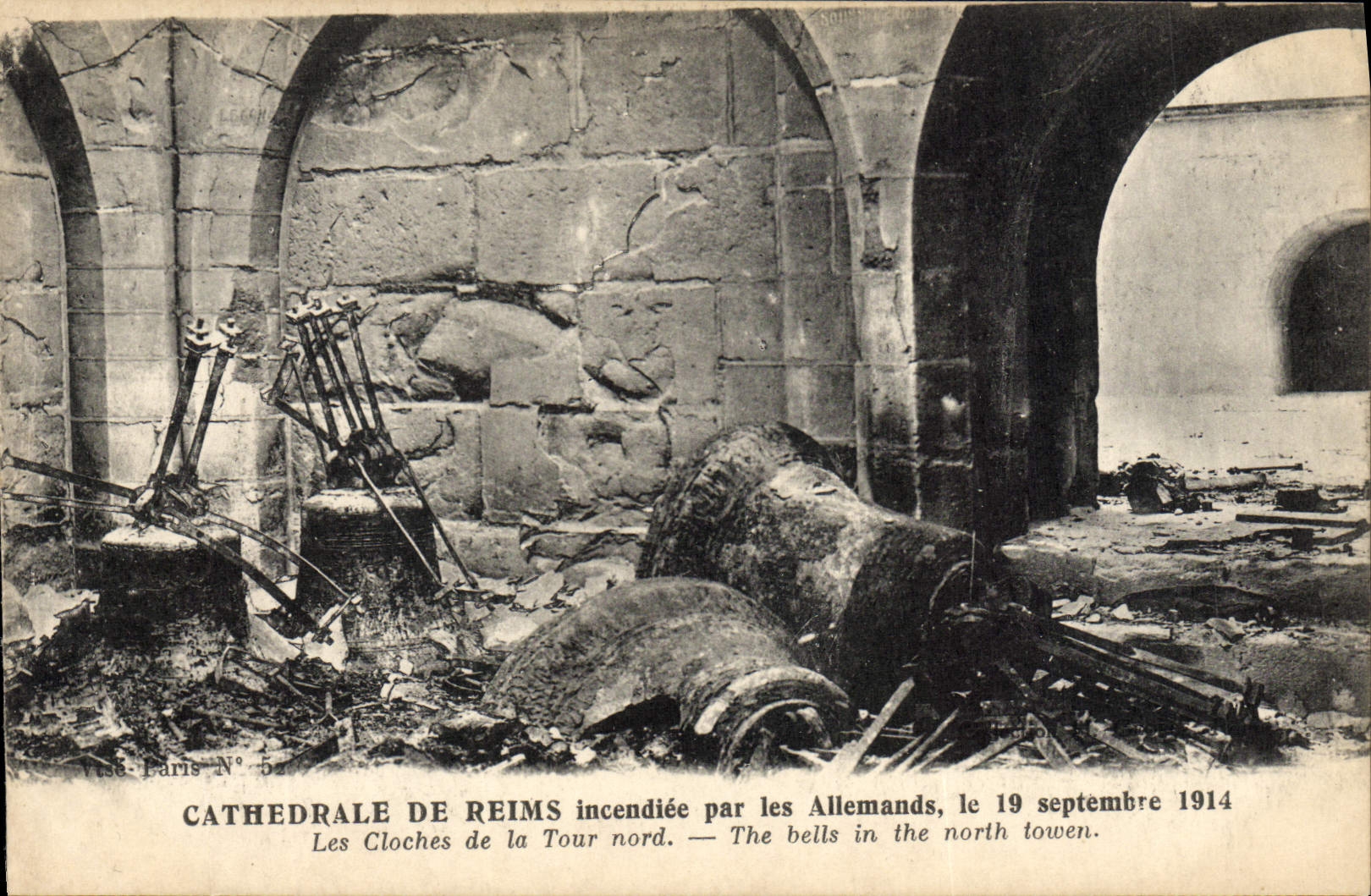 CPA Cloche Cathedrale de Reims incendiee par les Allemands Les cloches de la tour Nord