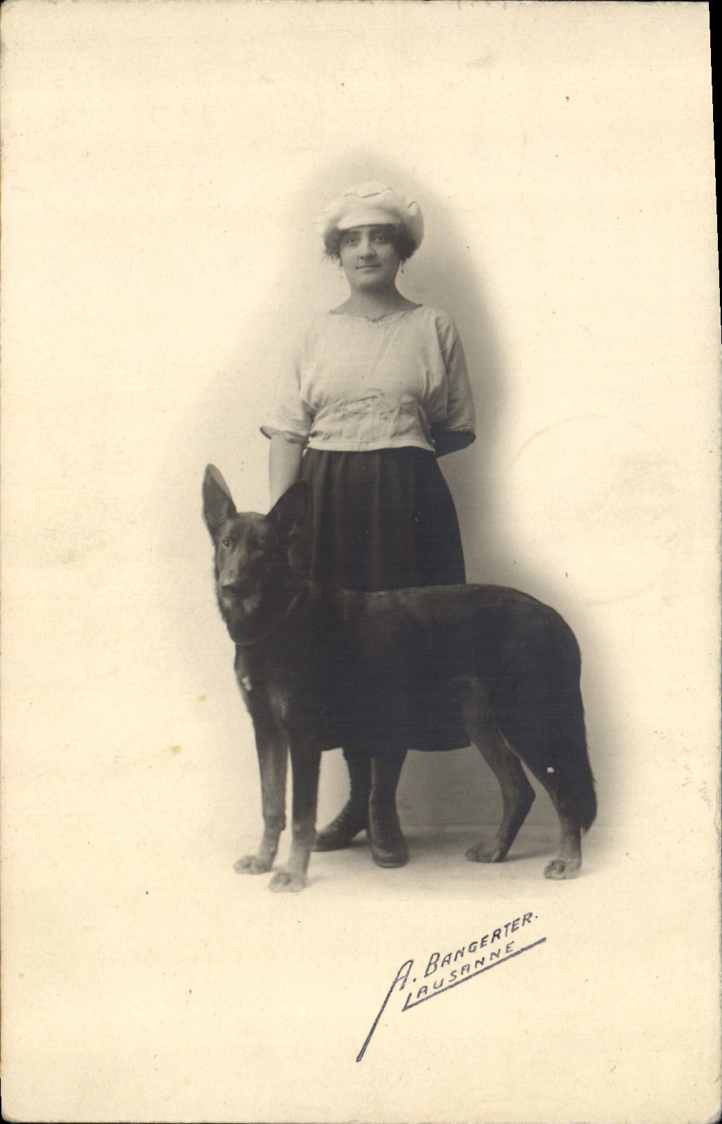 CARTE PHOTO Lausanne Femme Chien Chiens 