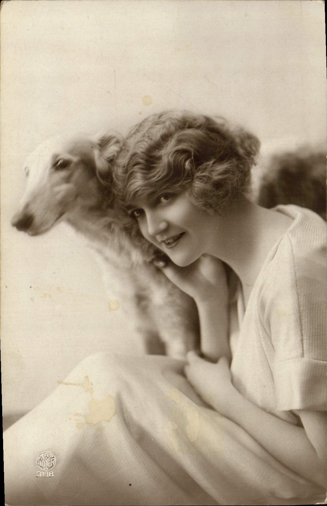 CPA Chien Chiens Femme Levrier 