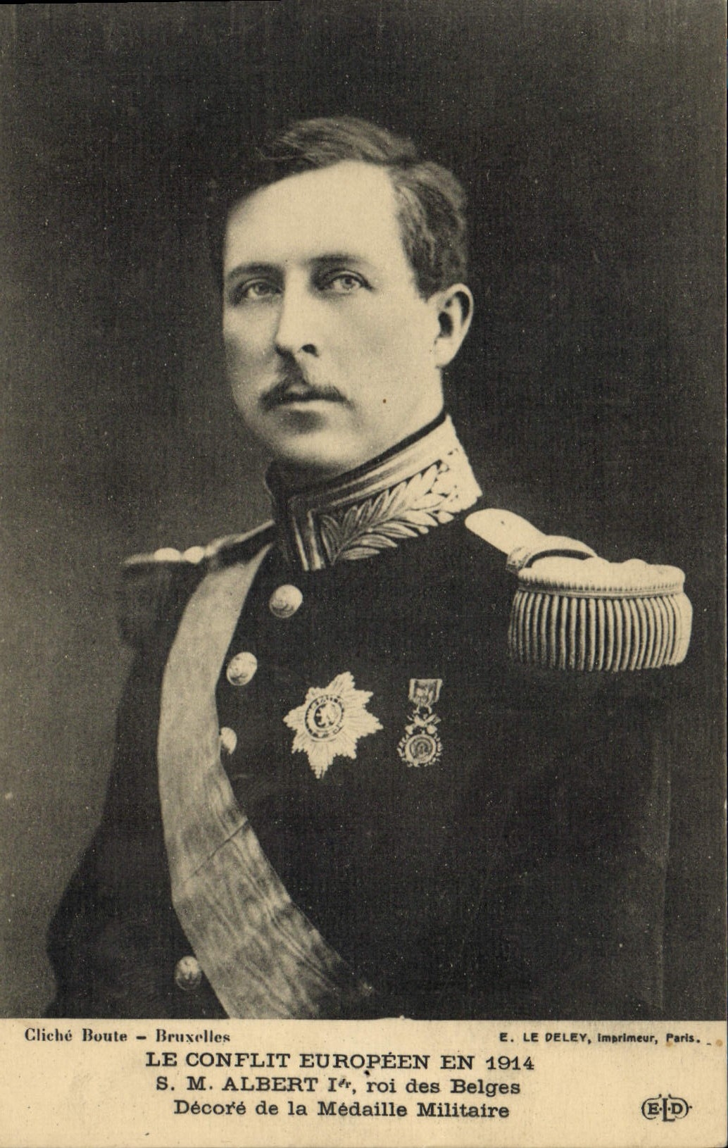 CPA Militaria SM Albert 1er Roi des Belges Decore de la Medaille Militaire 