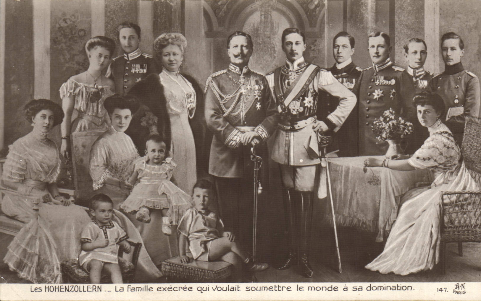 CPA Militaria Les Hogenzollern La famille execree qui voulait soumettre le monde a sa domination 