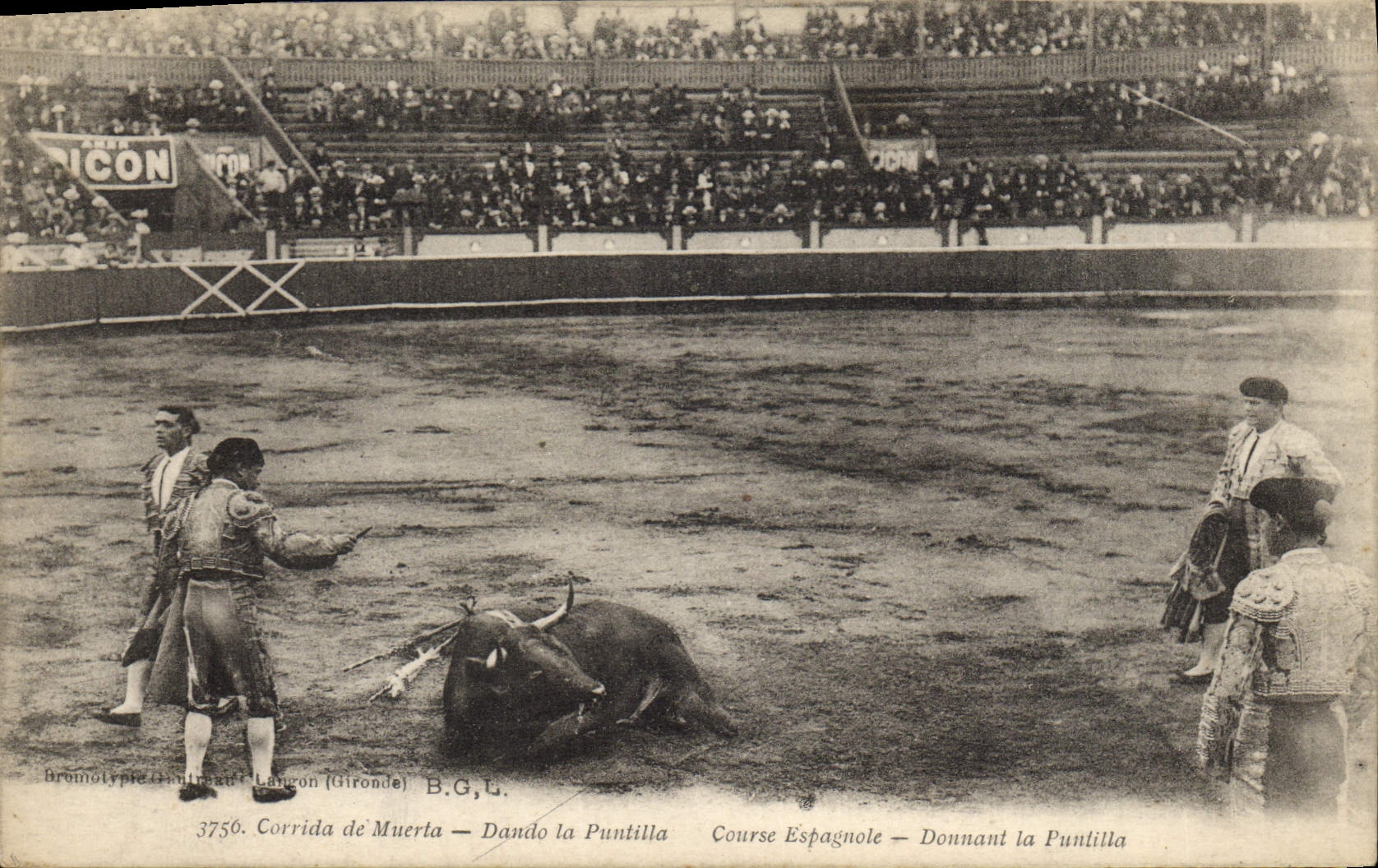 Postal Corrida Curso de toros Corrida de Muerta Dando el Puntilla Curso español Dar el Puntilla