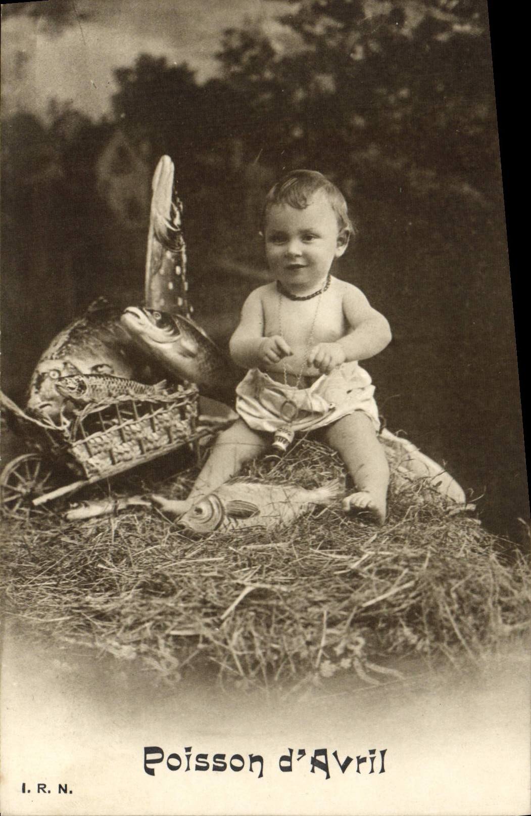 CPA Fantaisie Paques Poisson Enfant Bebe 