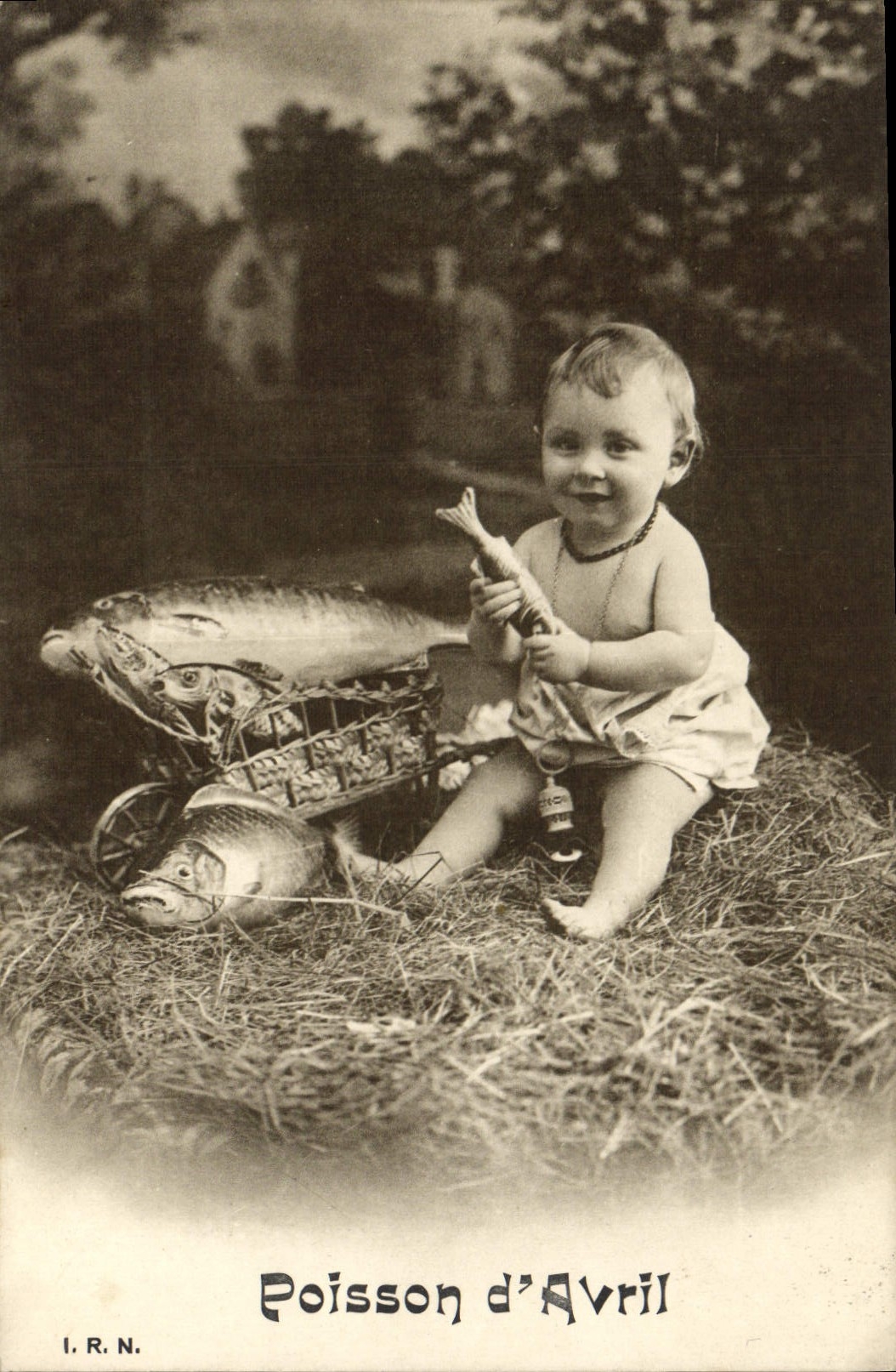 CPA Fantaisie Paques Poisson Enfant Bebe 