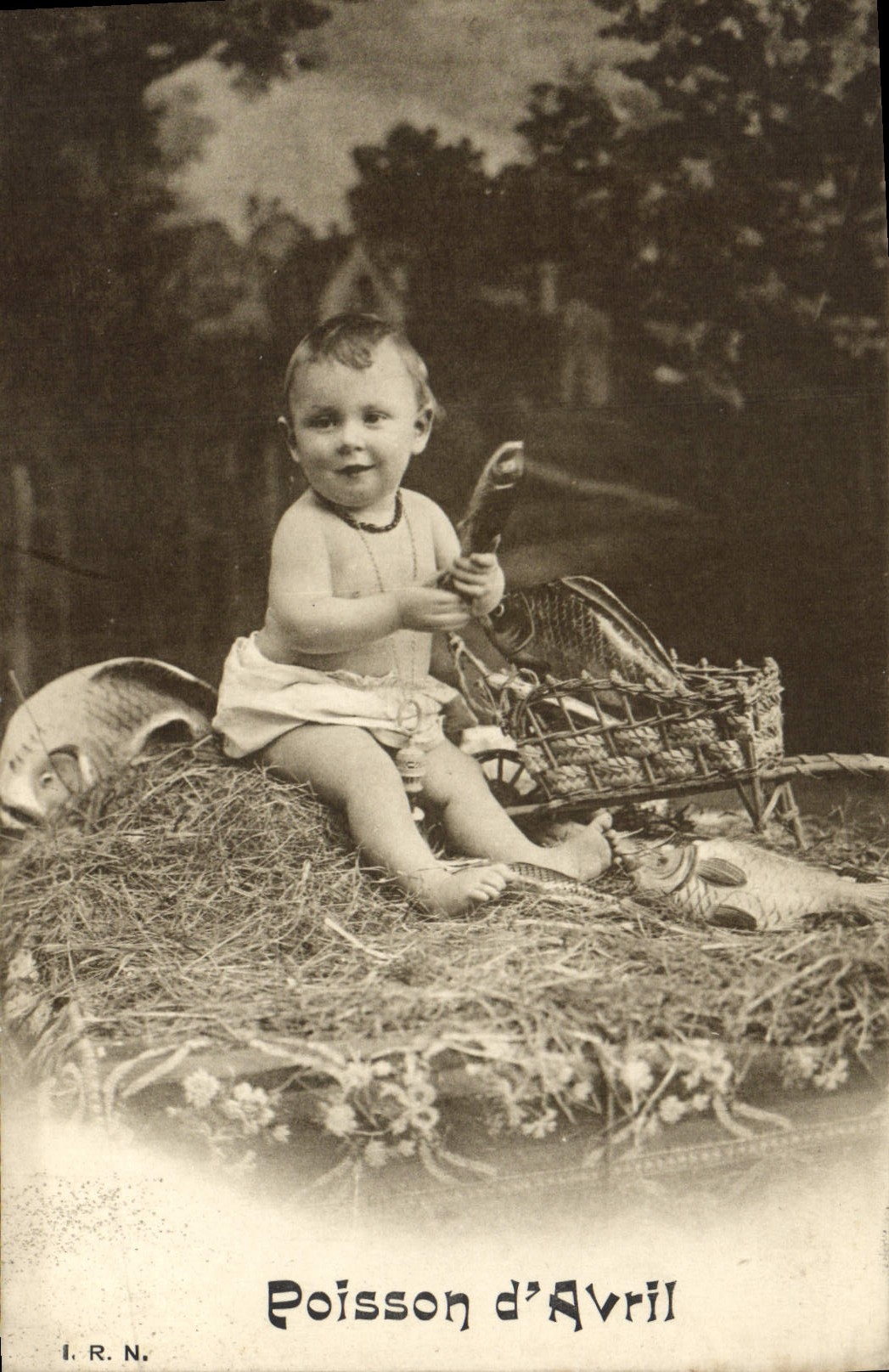 CPA Fantaisie Paques Poisson Enfant Bebe 