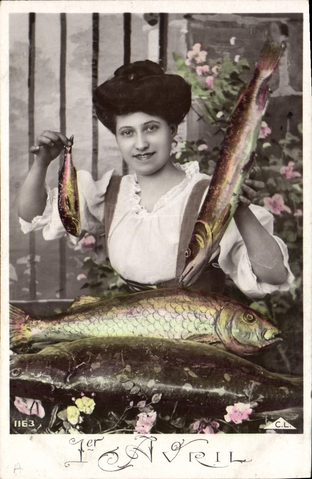 CPA Fantaisie Paques Poisson Femme 1er Avril 