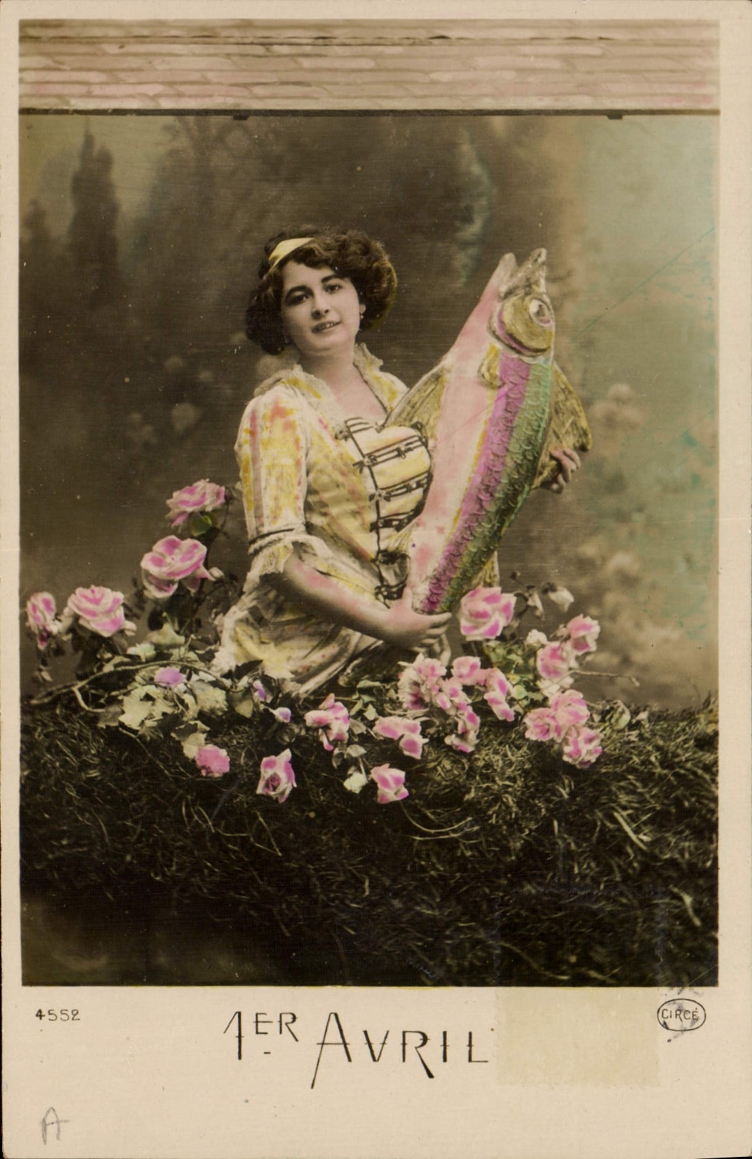 CPA Fantaisie Paques Poisson Femme 1er Avril 