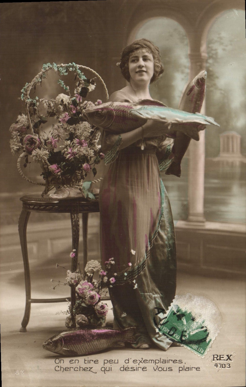 CPA Fantaisie Paques Poisson Femme 