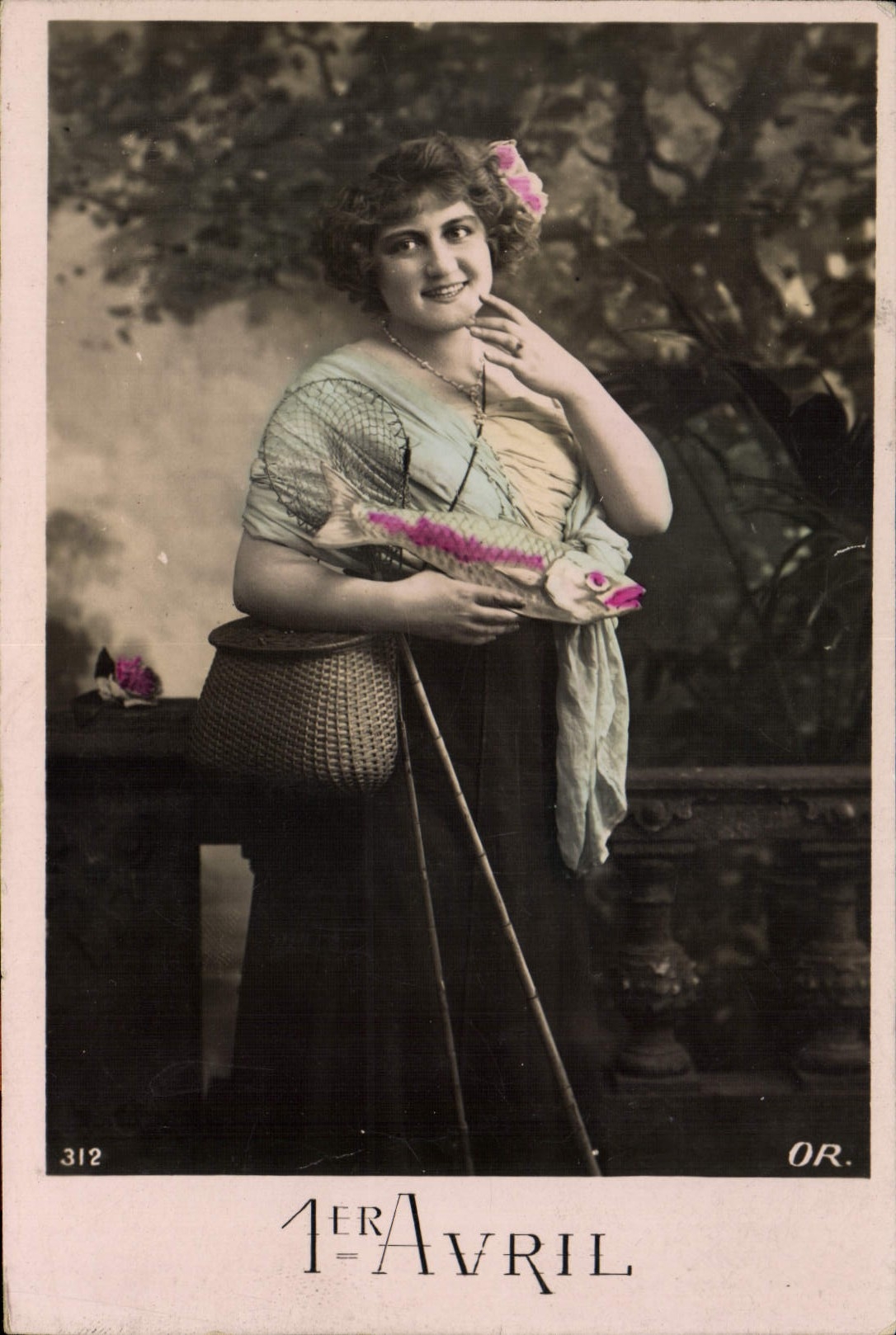 CPA Fantaisie Paques Poisson Femme 
