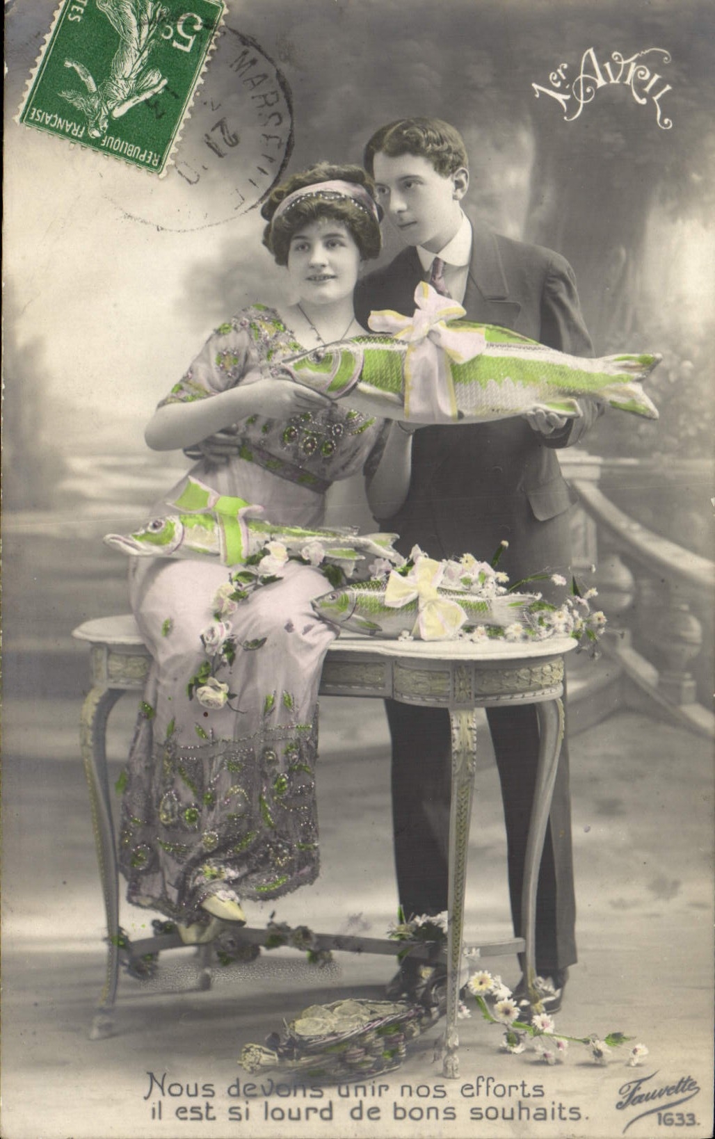 CPA Fantaisie Paques Poisson Femme 1er Avril 