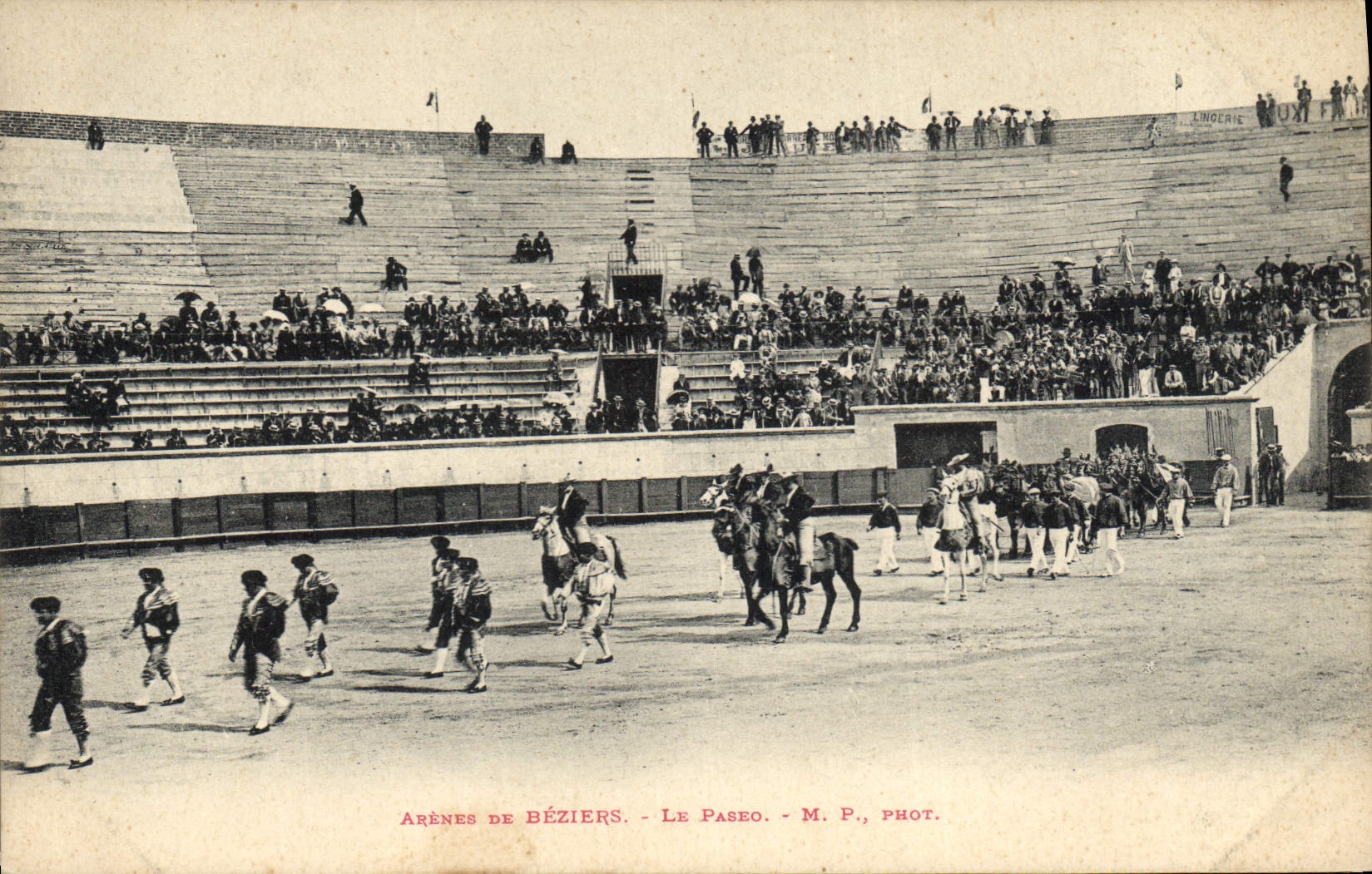 CPA Corrida Taureau Arenes de Beziers Le Paseao 