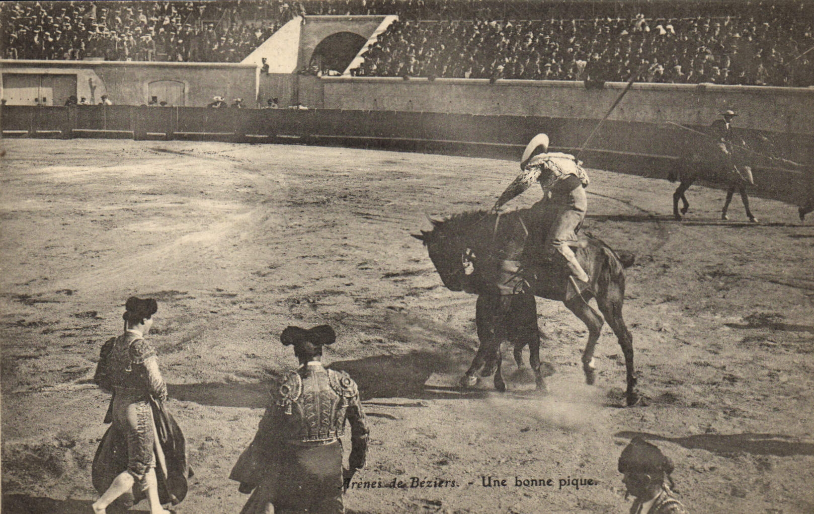 Postal Corrida Toro Arenas de Beziers una buena clavija