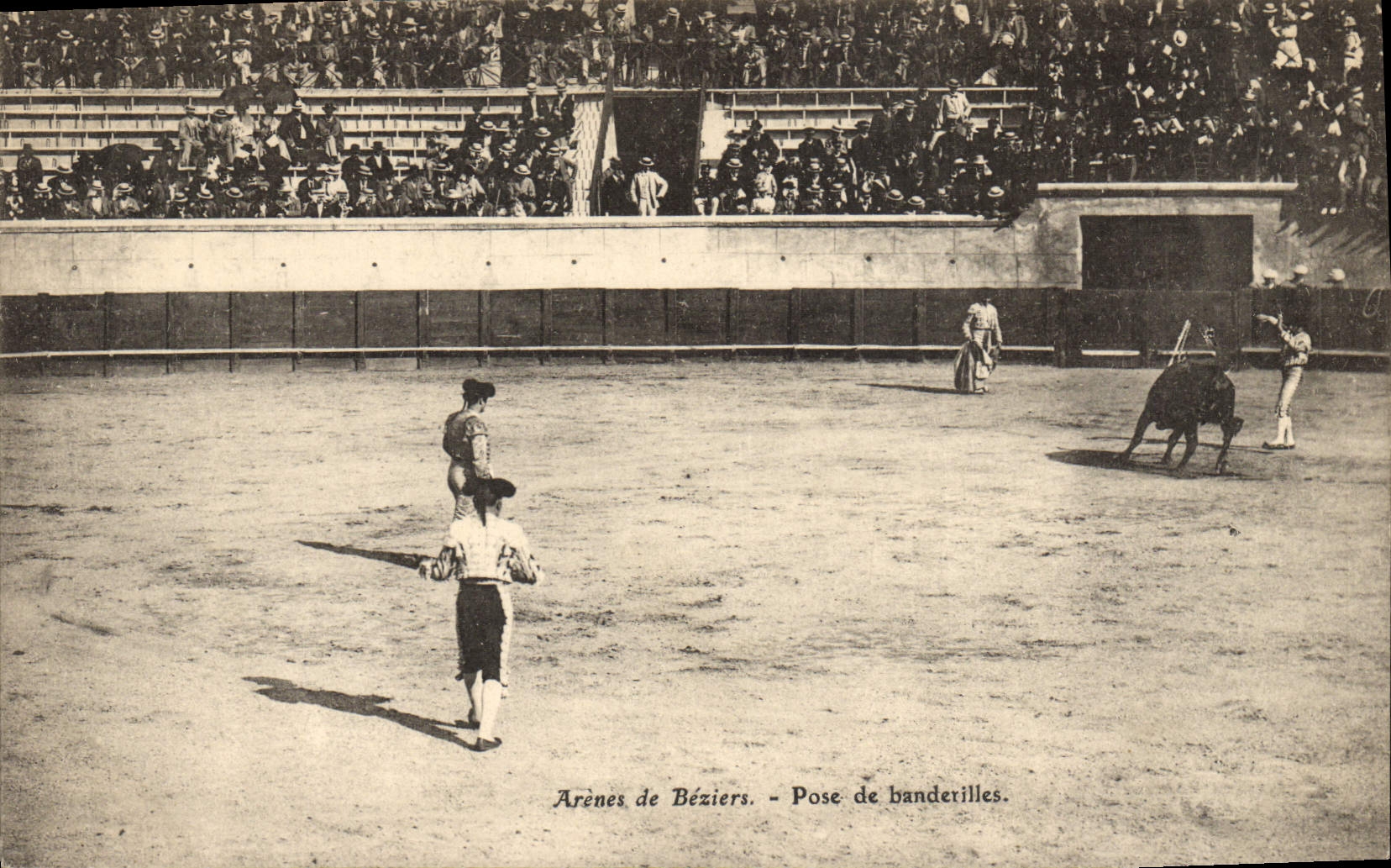CPA Corrida Taureau Arenes de Beziers Pose de banderilles 