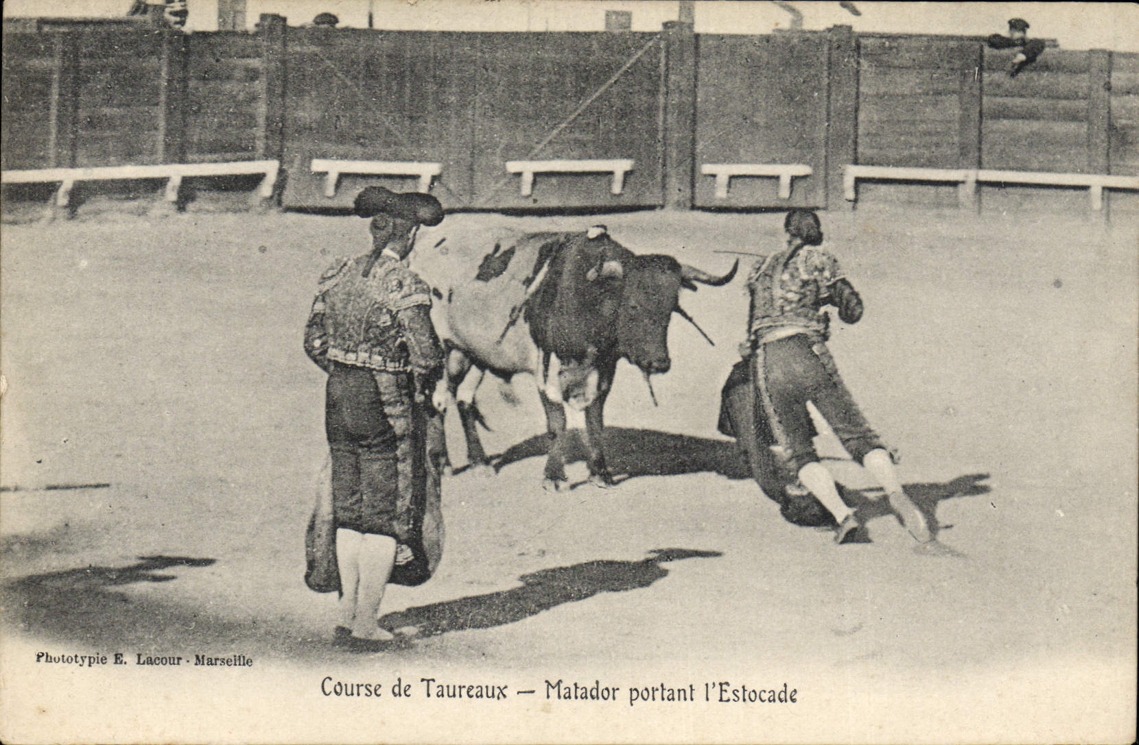 CPA Corrida Taureau Course de taureaux Matador portant l'estocade