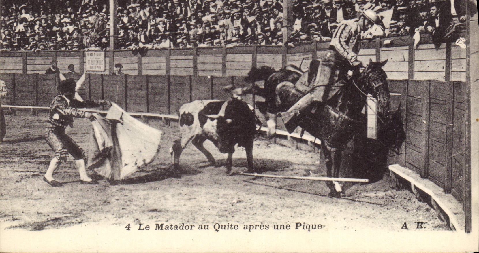 CPA Corrida Taureau Le matador au Quite apres une pique